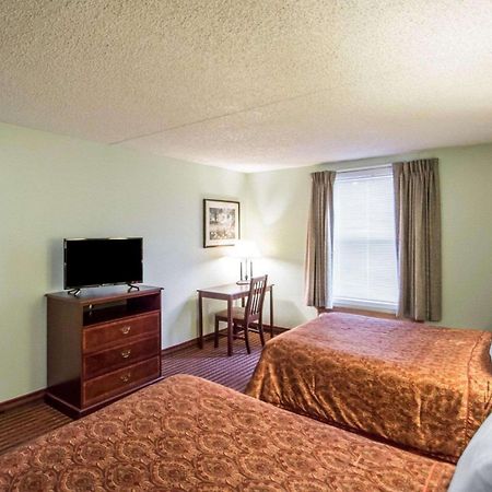 Rodeway Inn Lakeville Exterior foto